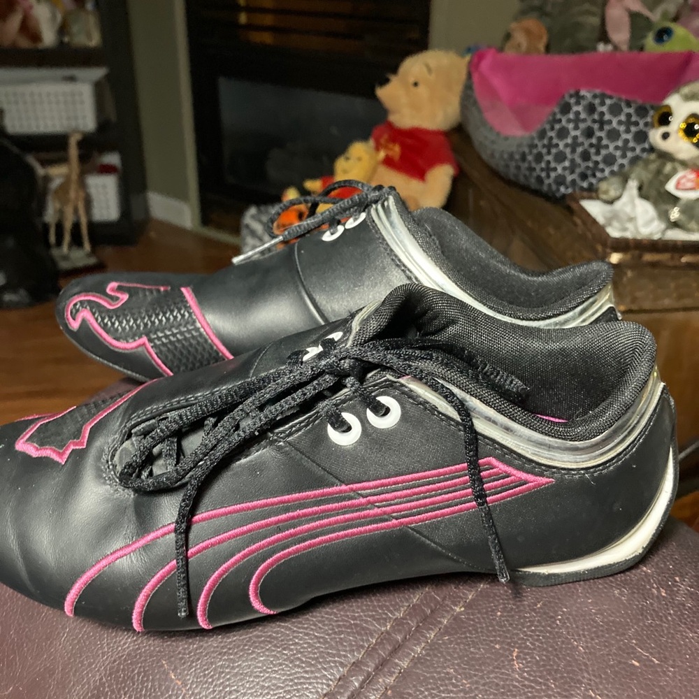 Puma Ladies Leather Black Athletic Shies Size 4.5